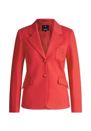 Veste tailleur rouge avec revers à cran, deux poches à rabat à l'avant, deux boutons et écusson brodé avec logo sur la poche poitrine gauche.