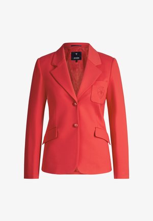 Rode op maat gemaakte blazer met inkeping revers, twee klepzakken aan de voorkant, twee knopen en een geborduurde logopatch op de linkerborstzak.