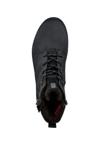 Stivale nero con lacci realizzato in suede e materiale sintetico, dotato di una morbida fodera in pelliccia, superficie texturizzata e occhielli in metallo per i lacci.