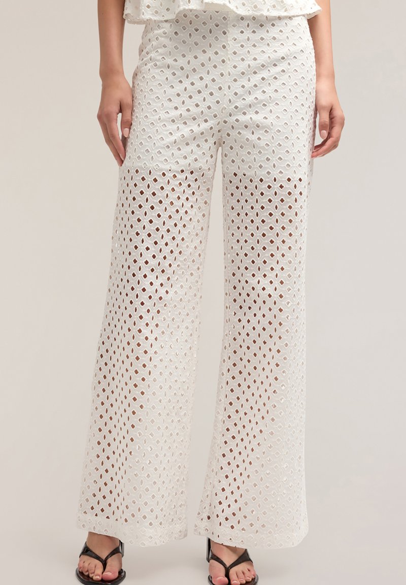 Witte, wijde broek met een verfijnd diamant patroon. Lichtgewicht stof met een gladde textuur en een ontspannen pasvorm.