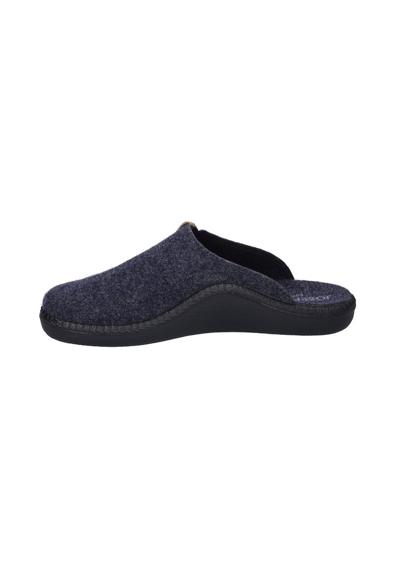 Pantofole in feltro grigio scuro con design curvo, texture morbida e suola in gomma nera. Presentano cuciture decorative lungo il bordo.