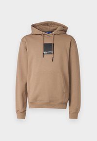 Brun hættetrøje med snøre, frontlomme og et sort firkantet logo-patch. Fremstillet af blødt stof med ribbede manchetter og kant.