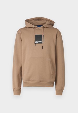Hanorac maro cu glugă cu șnur, buzunar frontal tip kangur și un patch negru pătrat cu logo. Fabricat dintr-un material moale cu manșete și tiv din tricot.