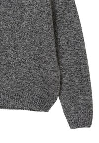 Maglione grigio lavorato a maglia con finitura testurizzata, vestibilità ampia, polsini e orlo a costine, caratterizzato da un motivo sottile in tutto il capo.