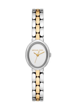 Ovale zilveren horloge met gouden wijzers en "Michael Kors" logo, met een tweekleurige zilveren en gouden schakelarmband.