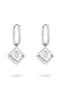 Silberne Creolen mit diamantförmigen Anhängern, die eine glatte Textur und ein zentrales graviertes Design aufweisen, und minimalistische Akzente zeigen.