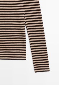 Haut à manches longues rayé beige et marron, présentant des rayures fines et régulières. Texture douce avec un col rond et une coupe droite.