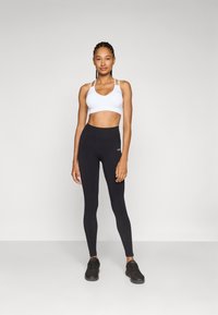 ICANIWILL DEFINE SEAMLESS V SHAPE BRA - Sportski grudnjak sa srednje jakom potporom - white