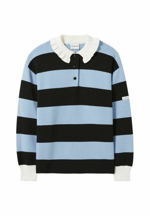 Suéter a rayas con rayas horizontales en azul y negro, un cuello rizado blanco, tres botones negros y puños de canalé blancos.