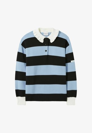 Suéter a rayas con rayas horizontales en azul y negro, un cuello rizado blanco, tres botones negros y puños de canalé blancos.