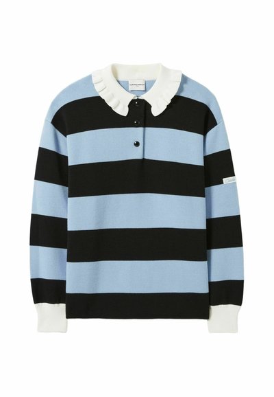 Suéter a rayas con rayas horizontales en azul y negro, un cuello rizado blanco, tres botones negros y puños de canalé blancos.