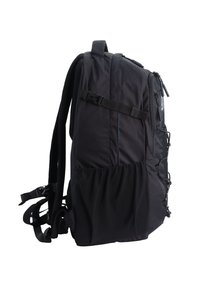 Rucksack aus schwarzem Stoff, ausgestattet mit verstellbaren Trägern, einem sicheren Schnallenverschluss, mehreren Reißverschlussfächern und einem strukturierten Einsatz an der Seite.
