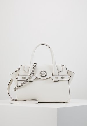 Weiße Lederhandtasche mit doppelten Griffen, silbernem Kettendetail, Klappenverschluss und rundem silbernem MK-Logo vorne, auf einer weißen Oberfläche präsentiert.