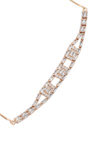 Collana in oro rosa con cristalli trasparenti rettangolari disposti in motivi geometrici lungo la catena su uno sfondo bianco.