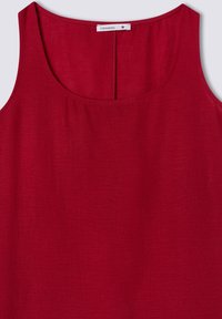 Top rosso senza maniche realizzato in tessuto leggero. Presenta un collo rotondo e una piccola chiusura a loop sul retro. Texture liscia. Taglia S.