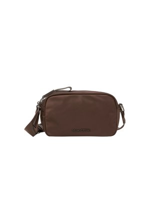 Sac banane en nylon brun avec une forme rectangulaire, fermeture éclair, bandoulière réglable et logo de la marque embossé à l'avant.