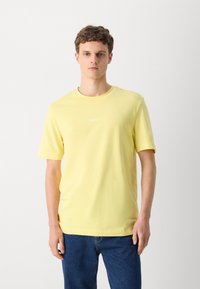 BOSS TCHUP - Základné tričko - yellow seventeen