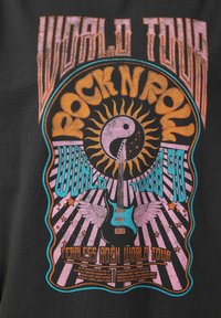 Noisy May OVERSIZE RUNDHALS MIT ROCK'N'ROLL PRINT - Print T-shirt - dunkelbraun