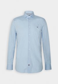 Hellblauses Langarmhemd aus Baumwolle, mit einem Button-Down-Kragen, Vorderknöpfen und einem kleinen Logo-Akzent auf der Brust.