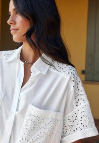 Next SHORT SLEEVE  REGULAR FIT - Skjortebluser - white