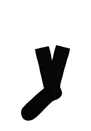 Schwarze Socken aus einem glatten Strickstoff. Sie verfügen über einen engen gerippten Bund und ein nahtloses Zehendesign, das eine klassische Silhouette zeigt.
