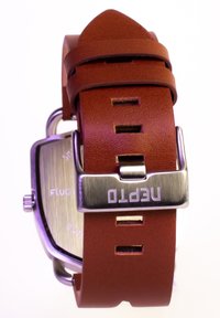 Firkantet armbåndsur med børstet rustfrit stålhus, brun tekstureret syntetisk rem og metalspænde med "NEPTTO" gravering.