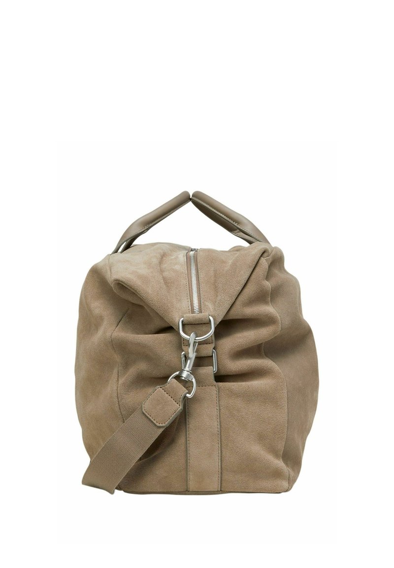 Beige suède tas met een bovenrits, ronde vorm, stoffen handvatten en een afneembare schouderband. Subtiele textuur en gestikte details.