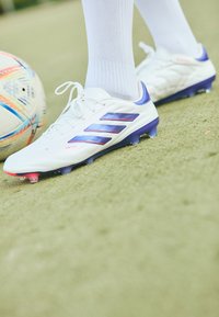 COPA PURE 2.0 ELITE FIRM GROUND - Fodboldstøvler til fast underlag - footwear white/lucid blue/solar red