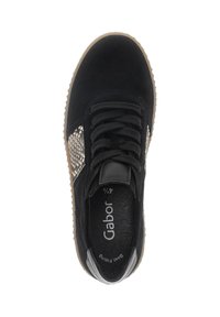 Zwarte suède sneaker met slangenprint accenten, ronde neus en dikke beige zool. Voorzien van zwarte veters en een getextureerde binnenkant.