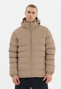 Beige puffermantel med hög krage och justerbar huva. Har en kviltad design, dragkedjestängning, elastiska ärmslut och fickor.