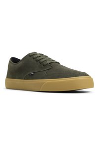 Adidași din suede verde măsliniu, cu șase orificii pentru șireturi, șireturi plat și o talpă din cauciuc bej. Au eticheta brandului pe lateral.