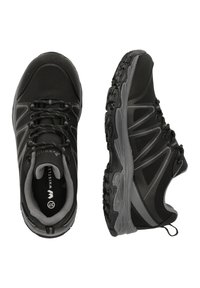 Mustat urheilukengät, joissa on verkko- ja synteettinen päällinen, kumipohja ja heijastavat yksityiskohdat. Varustettu pehmustetulla nilkkapalalla ja kielellä mukavuutta varten.