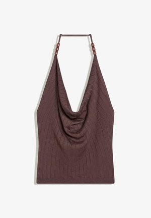 Barna bordázott kötött halter felső átlapolt nyakkivágással és gyöngyös pántokkal, ujjatlan és deréknál testhezálló.