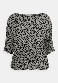 Blusa preta com padrão, apresentando um design de corrente branca, decote barco e mangas três quartos. Feita de um tecido leve com uma textura suave.