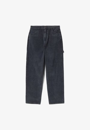 Pantalones de pana gris oscuro con un corte holgado, que cuentan con cierre de botón, dos bolsillos delanteros y detalle de bolsillo cargo lateral.