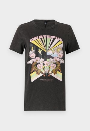 Fekete pamut póló, színes grafikával, amely tigrist, virágokat és geometriai formákat ábrázol. A "HÁLA" felirat kiemelkedően látható.