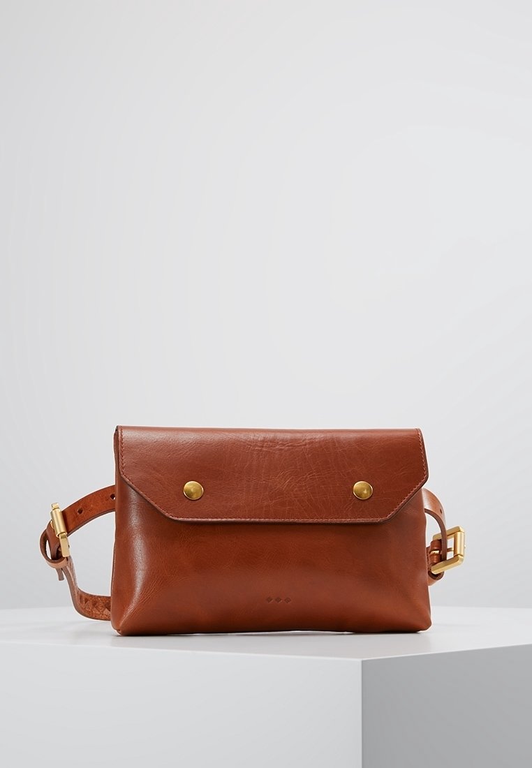 Borsa in pelle marrone con chiusura a pattina, dotata di due bottoni a pressione dorati e una tracolla removibile. Texture liscia, forma rettangolare.