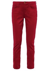 Vaqueros pitillo de algodón rojo con una textura suave, cinco bolsillos y cierre frontal con botón. Presentan un ajuste slim y un diseño estrecho en la pierna.