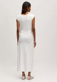 Witte, knielange jurk met een relaxed fit, korte kapmouwen, gerimpeld detail aan de achterkant, gemaakt van gladde, lichte stof.