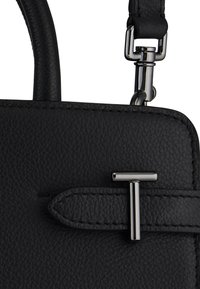 Borsa a mano in pelle nera con finitura texturizzata, un elegante accento in metallo argentato e un design strutturato con dettagli di cucitura robusti.