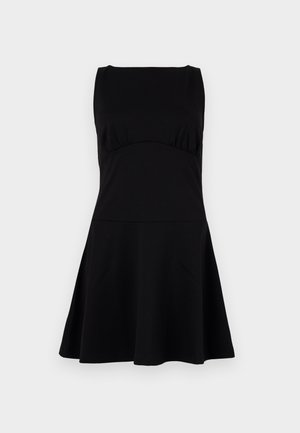 Svart ermeløs kjole laget av mykt stoff, med en tettsittende bodice, samlet detalj under bysten, og en utsvungen skjørt.