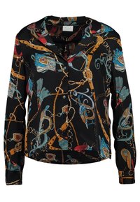 Černá halenka s dlouhým rukávem a barevnými složitými vzory řetězů, peří a emblémů; má zapínání na knoflíky vpředu a límec.