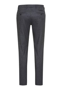 Grijze broek van een gestructureerde stof. Slanke pasvorm, met twee achterzakken met knopen en een gladde tailleband.