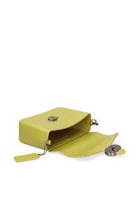 Borsa rettangolare in pelle verde lime con chiusura magnetica, tracolla a catena e tasca interna. Include un'etichetta removibile attaccata da una catena.