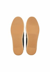 Sapatilhas pretas com um cabedal texturizado, apresentando uma sola de borracha. A sola é plana com um desenho de aderência padronizado para tração.