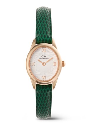 Reloj ovalado de oro rosa con esfera blanca texturizada, números romanos y correa de cuero con estampado de piel de serpiente verde de Daniel Wellington.
