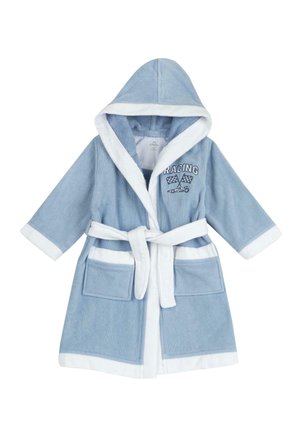 Robe en tissu éponge bleu clair avec des finitions blanches, une capuche et un lien à l'avant. Présente le texte "RACING" et un motif de drapeau à damiers sur la poitrine. Deux poches avant.