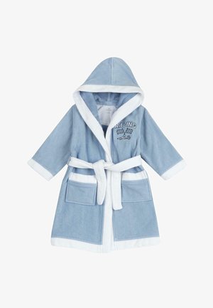 Bata de baño de felpa de color azul claro con ribete blanco, capucha y cinta frontal. Presenta el texto "RACING" y un diseño de bandera a cuadros en el pecho. Dos bolsillos delanteros.