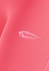 Roze sportlegging met een gladde textuur, voorzien van een subtiel logo-accent in een iets lichtere roze tint op het bovenbeen.