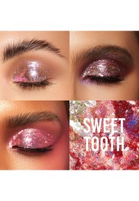 Tre immagini in primo piano di occhi con ombretto glitterato dai toni rosa luccicanti. Sullo sfondo, un'astrazione testurizzata con la scritta "SWEET TOOTH".